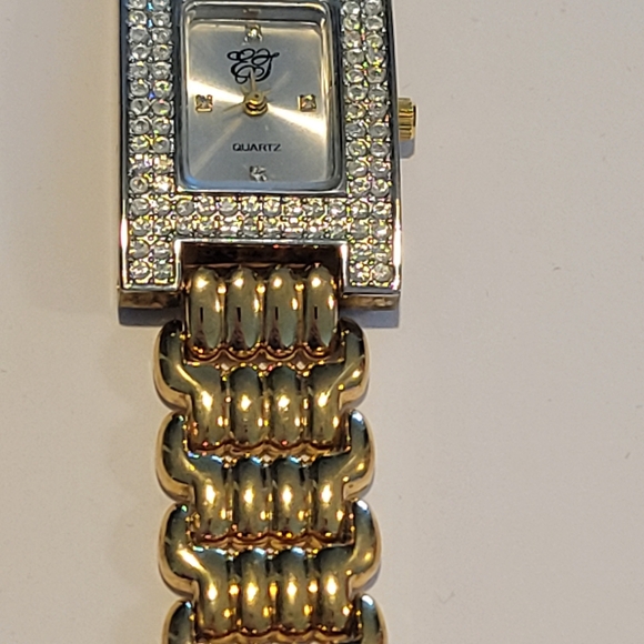 Gold Tone Watch By Elizabeth Taylor's Colection of White Dimond. - Picture 5 of 12